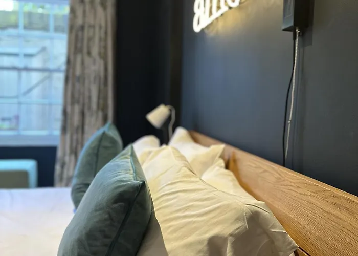 Unique Clifton On Historic Crescent Апартаменты *